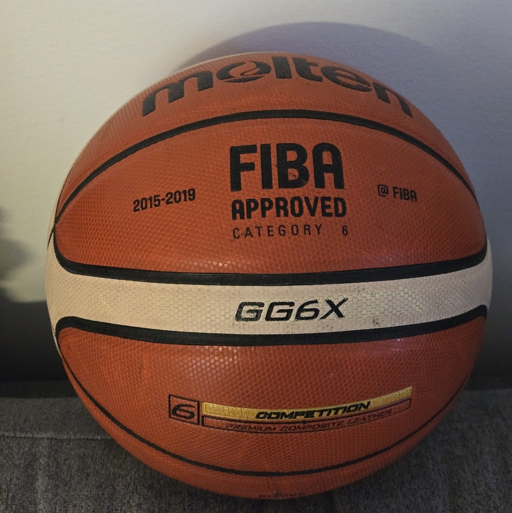 Molten GG6X Pre-owned Basketball Size 6/28.5 (Women   or U14 Boys)